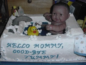 Never in the history of the world has anyone depicted such an activity of innocence in such a nightmarish way possible. I mean a baby in the tub should be seen as adorable but this cake is simply terrifying.