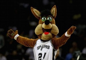Of course, there are two things this Arizona coyote seems to enjoy: rallying the crowd for the Arizona coyotes and smoking crystal meth. Seriously, look at his eyes, there's clearly something not right with him.