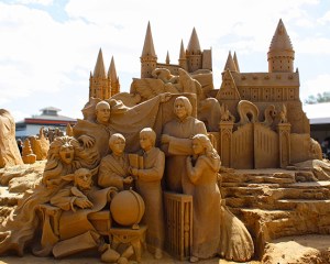 At least this one has Harry and a lot of the major characters as well as Hogwarts itself. Then again, where's Dumbledore?