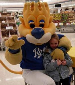 Seriously, is that crown his skin? Seriously, what is he? Is he an alien from outer space because crown heads like that aren't natural in large mammal predators. Still, he's simply terrifying.