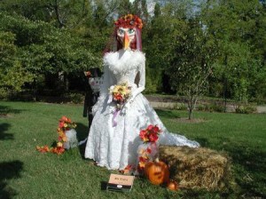 Then again, this seems like a goose bride than a swan princess. Still, I do love that white dress with the feathers on it. Wonder if its creator ever wore it in her own wedding assuming it's a she.