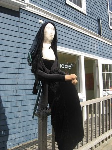 Of course, she's sitting on a chair on a railing. Still, you have to include a Mona Lisa scarecrow in this post.