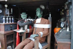 Seems like a recreation of the time when Herman was talking about proposing to Lily with Grandpa. Then again, it's not that the Munsters see themselves as anything other than being the average American family.