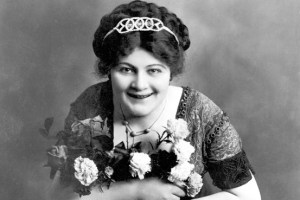 Despite being overweight, Sophie Tucker would enjoy a long career in show business entertaining generations around the world. Apparently comical risque songs never seem to go out of style. Still, you can't help but be creeped out seeing her holding flowers in this picture.