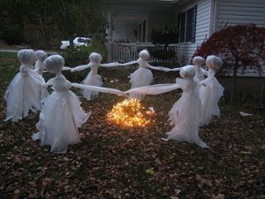 Now this isn't just spooky but also rather eco-friendly, simple, and clever.