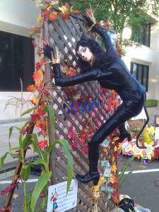 Of course, while Catwoman would've had an easier life if she'd just marry Batman, she seems to like stealing things for some reason. Still, reminds me of the Catwoman from the 1960s show more than anything.