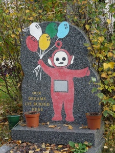 Now this grave seems to accomplish what many thought impossible. Make one of the Teletubbies seem incredibly creepy.