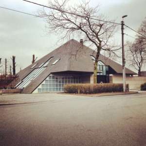 Now this is a house in Belgium which has a reputation for terrible house architecture. Still, I'm sure I wouldn't want to live in a house like this.