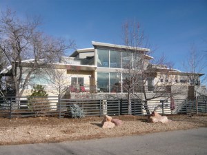 Looks like the kind of house I'd imagine Lex Luthor having as a summer home. Seriously, it's more or less "eek" than "chic" to me.
