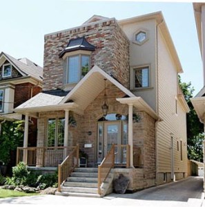 Now this is just such an hideous block placement that I'm not sure ivy can cure. Still, I think it would look better if the brick block in the upstairs window would be removed.