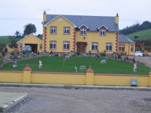 Now just because the facade would go great on a dollhouse, doesn't mean it will translate well in real life. Besides, I'm sure the dollhouse that served as an inspiration was made by Fisher Price.