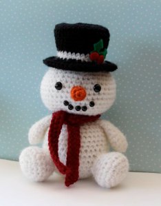 Now that's a cute snowman to put on your mantlepiece. Even better is that it doesn't come with a corn cob pipe. 