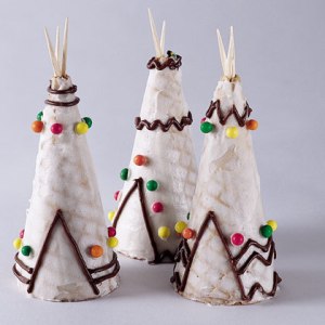 Then again, this treat might be more suited for a Wild West occasion or some event in the Midwest because the first Thanksgiving took place in Massachusetts. Plains Indians lived in teepees and Eastern Woodland Indians don't. But of course, it would've been more difficult to make treats of wigwams and longhouses.