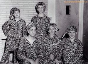 Now I'm sure the leopard print doesn't come from real fur. But still, such a family photo op is bound to make PETA furious.