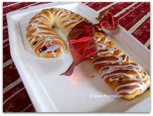 If you love Christmas like I do and have a taste in fresh baked Danishes, than this cake is for you. Seriously, it looks like a giant candy cane sticky bun.