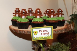 I'm not sure if the groundhogs are edible. Yet, I am absolutely certain that the green icing will make your tongues green for awhile. Still, adorable.