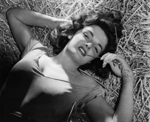 Contrary to legend, Jane Russell didn't wear the bra Howard Hughes designed for her while filming The Outlaw because she thought it was too uncomfortable. So she wore her own with a few minor adjustments such as tissue padding and straps pulled. Guess Hughes was very bad at designing women's lingerie.