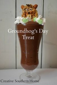 This might contain chocolate ice cream, chocolate pudding, whipped cream, and a nut bar. Still, it looks pretty cute but may cause diabetes or a sugar high.