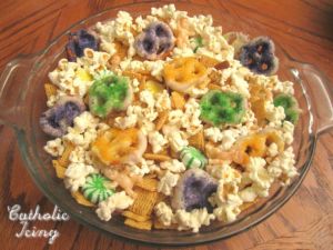 Now this contains popcorn, Chex Mix, peppermints, small plastic baby dolls, and white chocolate covered pretzels with sugar all over them. Of course, don't ask me about the plastic baby. It's a New Orleans thing.