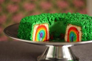 Seriously, I have no idea how this is done. Yet, it does look quite pretty. Not to mention, this cake has green icing.