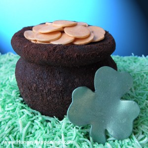 Nevertheless, I wonder what the shamrock and coins are made of. Probably not something that's worth anything. Yet, the pot is pure chocolate and that's all what matters.