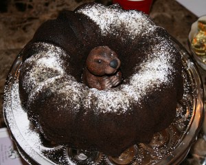 Now I like how this person used flour for snow on this chocolate bundt cake. And I think the groundhog in the center is just so adorable.