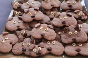 I like how the ears are made from chocolate chips and the eyes from icing and peanut butter chips as well. Yet, I'm not sure using a raisin for a nose is a great idea. Because I don't like raisins.