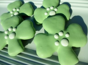 Now I'm not sure what to think about the icing. Yet, these would be totally appropriate for an Irish wolfhound or an Irish setter since they are breeds from the Emerald Isle.