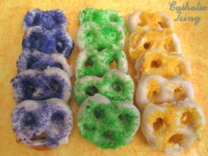 Now these are covered with either white chocolate or icing and decked with sugar. Maybe it would be easier to add food coloring but I didn't make these.