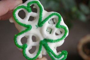 Now this includes pretzels you can get in any bag at the grocery store, white chocolate, green icing, and green sugar. Basically the easiest treats for this post.