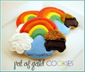 One thing about these cookies which makes my head scratch is how in the hell can you buy golden sprinkles? Seriously, I've never seen those in any store I've been to (or maybe I wasn't paying any attention).