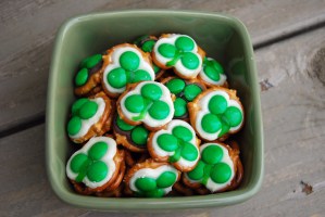  Now these consists of pretzels, icing, green syrup, and green M&Ms. Nevertheless, these are adorable.