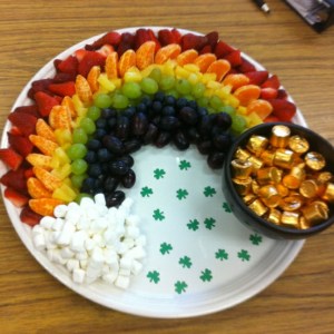 Now this rainbow consists of strawberries, orange slices, pineapple, white and purple grapes, and blueberries. Also has marshmallow and caramel candies in the gold wrapper.