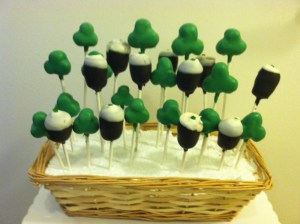 Now I've had cake pops on a lot treat posts, yet I'm not sure if a Guinness pint one is a good idea. Seriously, it's beer.