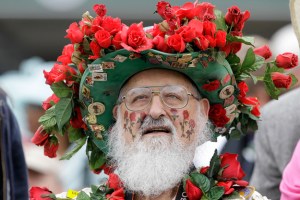 Doesn't stop him from looking like some bum who was hired to wear such a ridiculous hat. Yeah, seems like he's way too covered in roses to appear like a true fan.