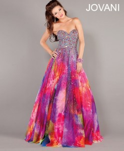 I don't know about you but people during the 1960s and 1970s didn't wear tie dye to prom for a reason. Guess her prom's theme this year is Chez a la Woodstock.