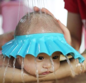 It's said to help protect babies from getting soap and shampoo in their eyes. However, my question is how do you wash and rinse what's under the cap?