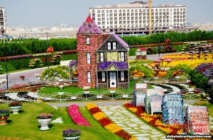 Of course, this is also in Dubai, where greenery like this is expensive as hell to look after. Still, like the lovely cars in the corner.