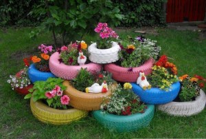 Now this seems to be a great DIY garden idea. However, I'm not sure about the chickens being in there. They seem to detract from the beauty.