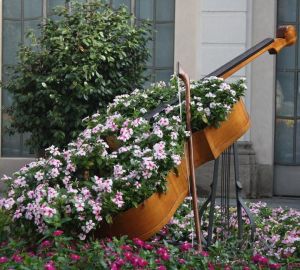 Of course, this isn't a real violin. But I'm sure the flowers are beautiful in this planter.