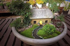 At first you might think it's a little house in the country. That is, until you see that the entire scene is in a large pot.