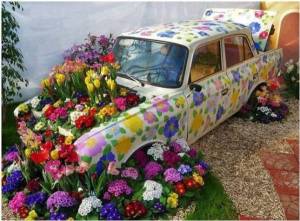Now not only are there flowers in both the trunk and the hood, but the whole care is decorated with them as well. Talk about repressed gardener/art major here.