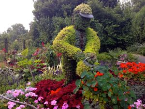 Oh, that's a gardener flower statue. Now that's interesting. Guess he doesn't get around much.