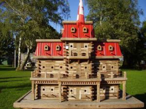 I'm sure room and board at this Canadian bird lodge isn't cheap. But I do like the red roof on this thing. Wonder how many of the birds who stay there are professional hockey players.
