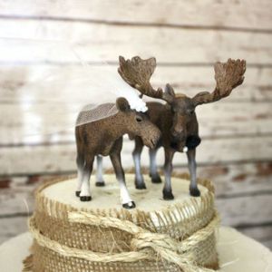 At least the female of the pair is depicted right in this topper. Not like in the nativity scene set in which every adult figure has antlers, including the Virgin Mary.