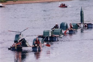 Not sure how they manage to keep this one together before it was in the water. Oh, yes, ropes. But still, will it be in one piece at the finish line? I'm not so sure.