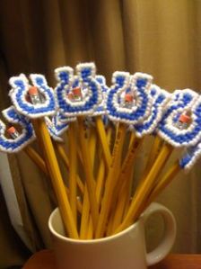 Seems like one of the more useless craft projects ever. Seriously, bare pencils look professional. Pencils with canvas decorations look stupid.