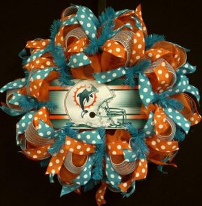 I guarantee that you'll see a lot of wreaths in this post. And yes, I admit that this wreath possesses the some degree of tackiness. But you can say the same about Florida.