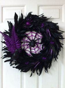 Let's just say anyone with arachnaphobia will sure find this wreath simply terrifying. I mean we all know at least someone who's afraid of spiders. Am I right?