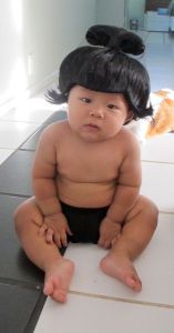 Now this is the most adorable sumo wrestler I've ever seen. Notice how the parents just used some brown shorts and a ridiculous baby wig. Wonder how this kid will think of this picture in later years.